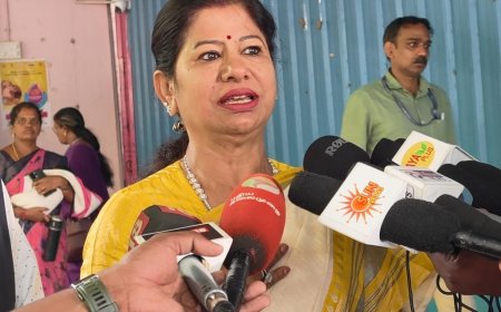 கோவையில் லால்குடி எம்எல்ஏ  லீமாரோஸ்; குழந்தைகளுக்கு சொட்டு மருந்து வழங்கி மகிழ்ச்சி