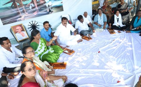 காங்கிரஸ் சர்வோதய சங்கத்தினர் ராட்டையில் நூல் சுற்றி நூதன போராட்டம் 