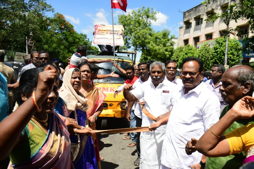 ஆட்டோவை தேர் போல் இழுத்து  கம்யூனிஸ்ட் கட்சியினர் நூதன போராட்டம்