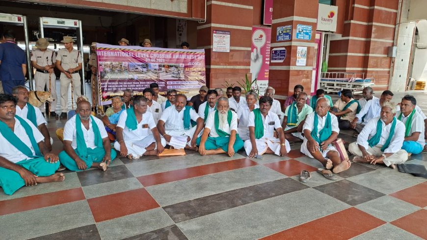 திருச்சி ரயில் நிலையத்தில் விவசாயிகள் காத்திருப்பு போராட்டம்; போலீசார் குவிப்பு