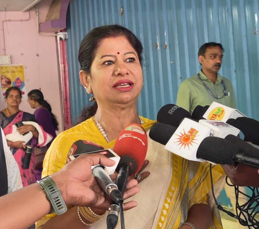கோவையில் லால்குடி எம்எல்ஏ  லீமாரோஸ்; குழந்தைகளுக்கு சொட்டு மருந்து வழங்கி மகிழ்ச்சி
