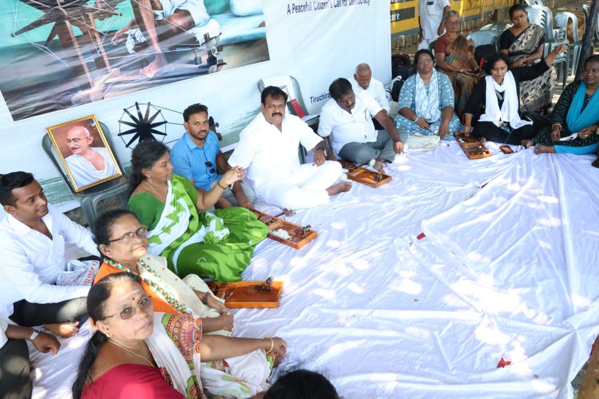 காங்கிரஸ் சர்வோதய சங்கத்தினர் ராட்டையில் நூல் சுற்றி நூதன போராட்டம் 