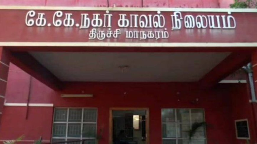 திருச்சியில் கஞ்சா ரெய்டுக்கு சென்ற போலீசாருக்கு அதிர்ச்சி; ரூ.10 லட்சம் ஹவாலா பணம்?,100-க்கும் மேற்பட்ட ஏடிஎம் கார்டுகள் பறிமுதல்; வாலிபர்களிடம் விசாரணை