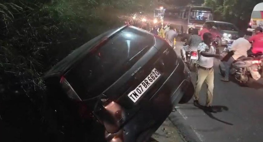 விதிகளை மீறி சிறுவன் இயக்கிய கார்: ரயில்வே மேம்பாலத்தில் தலைகீழாக தொங்கியதில் ஆறு சிறுவர்கள் மீட்பு 