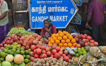 ஆடி 18; திருச்சி காந்தி மார்க்கெட்டில் பூ, பழங்களின் விலை உயர்வு