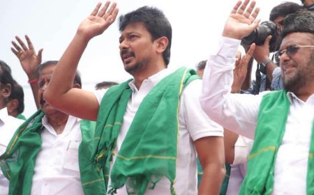 விவசாயிகளின் கண்ணீரைப் பற்றி கவலைப்படாமல் அமைச்சர்கள் படம் பார்த்து கண்ணீர் விடுகின்றனர்- தஞ்சையில் உதயநிதி ஸ்டாலின்