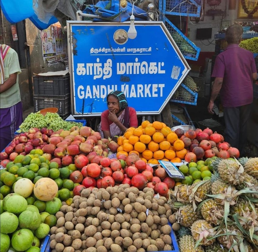 ஆடி 18; திருச்சி காந்தி மார்க்கெட்டில் பூ, பழங்களின் விலை உயர்வு