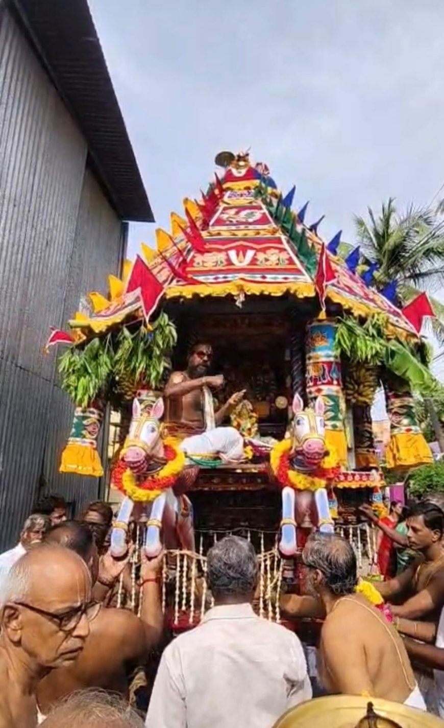 கேகே நகர் ஸ்ரீனிவாச பெருமாள் கோயிலில் தேரோட்டம் கோலாகலம்