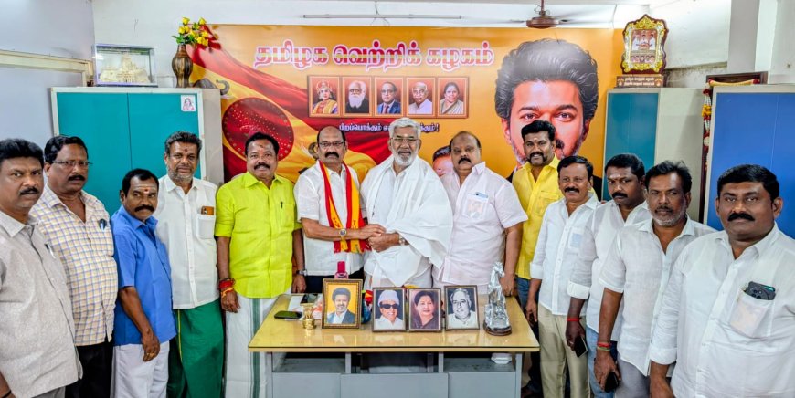 தவெகவில் இணைந்த அதிமுக முன்னாள் வழக்கறிஞர் அணி மாநில நிர்வாகி