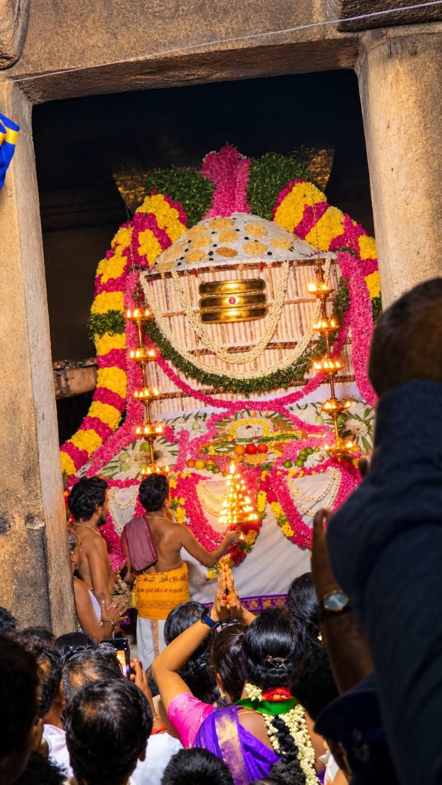 உலகின் மிகப்பெரிய சிவலிங்கமான கங்கைகொண்ட சோழபுரம் பிரகதீஷ்வரருக்கு 1975 கிலோ அரிசி கொண்டு அன்னாபிஷேகம்!